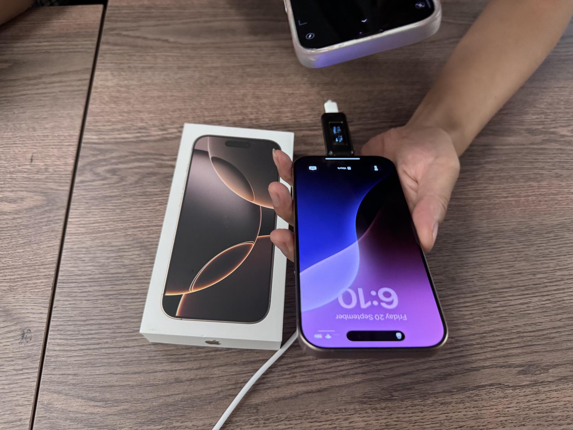 iPhone 16 Pro Max màu vàng sa mạc 