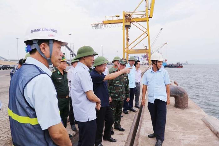 Đồng chí Cao Tường Huy, Chủ tịch UBND tỉnh kiểm tra công tác phòng chống bão tại TP Hạ Long và Cẩm Phả1.jpg