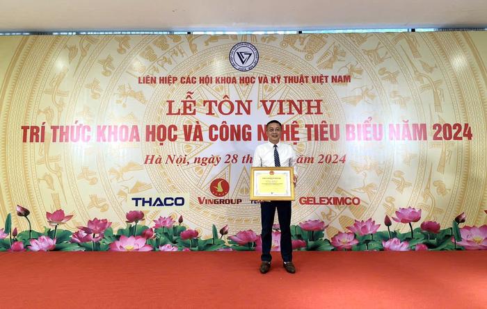 Master Dau Quang Vinh, Permanent Vice President of the Union of Science and Technology Associations of Nghe An province, was honored at the Ceremony to honor outstanding Science and Technology intellectuals in 2024. (Photo: NVCC)