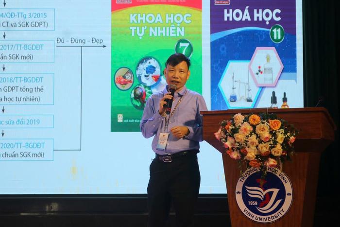 Phó Giáo sư, Tiến sĩ Cao Cự Giác, giảng viên cao cấp, Khoa Hóa học, Trường Đại học Vinh chia sẻ tại hội nghị