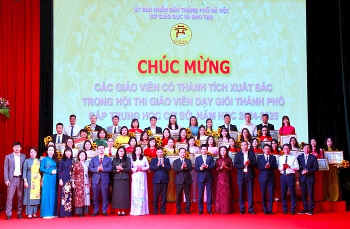 Khen thưởng giáo viên dạy giỏi thành phố Hà Nội năm học 2024-2025. (Nguồn ảnh: Báo Mới Hà Nội)