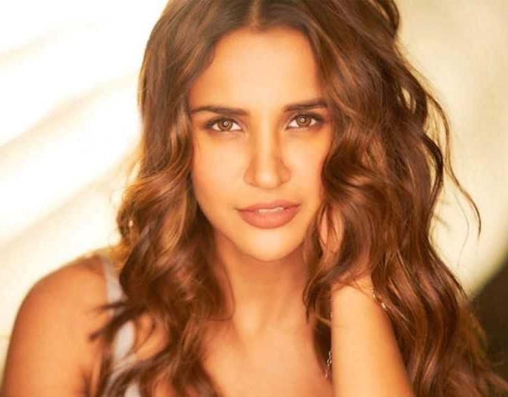 Aisha Sharma- Best Movies, Web Series, Biography, Birthday, Career, Age