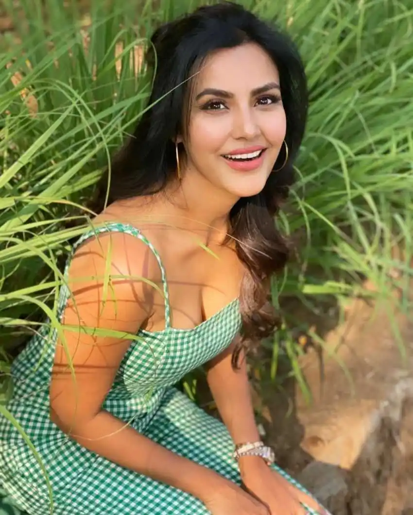 Priya Anand Age Movies Instagram Photos Husband