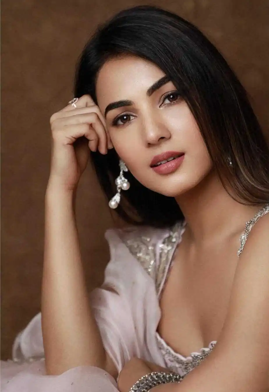 Sonal Chauhan - Awards, Family, Biography, Birthday, Career, Age