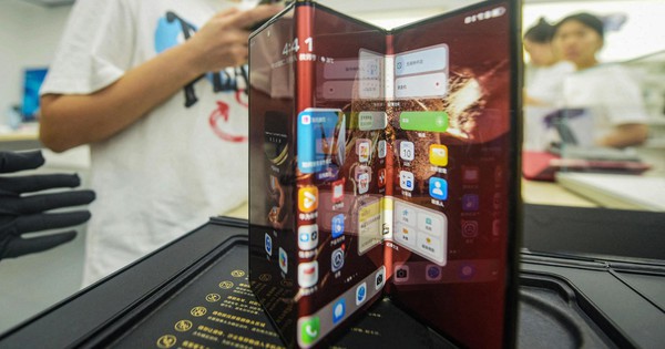 Cháy hàng ngay sau khi mở bán, điện thoại gập ba của Huawei được ra giá... 350 triệu đồng trên thị trường chợ đen