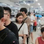 Ngày đầu mở bán iPhone 16 series: 3 giờ sáng vẫn "nườm nượp" người xếp hàng chờ được mua máy