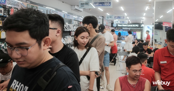 Ngày đầu mở bán iPhone 16 series: 3 giờ sáng vẫn "nườm nượp" người xếp hàng chờ được mua máy