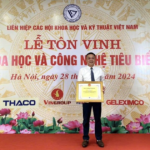 Thạc sĩ Đậu Quang Vinh NCKH bằng cách "cùng ăn, cùng ở, cùng làm” với người dân