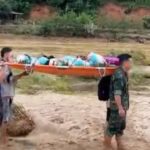 Video: Xúc động hình ảnh băng rừng, vượt lũ khiêng nạn nhân trong vụ sạt lở đất đi cấp cứu