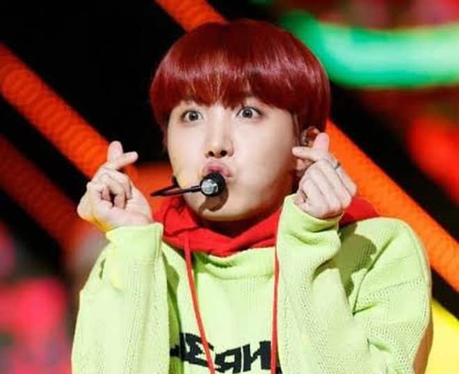 Hình ảnh J Hope BTS cực kỳ lúng túng trên sân khấu