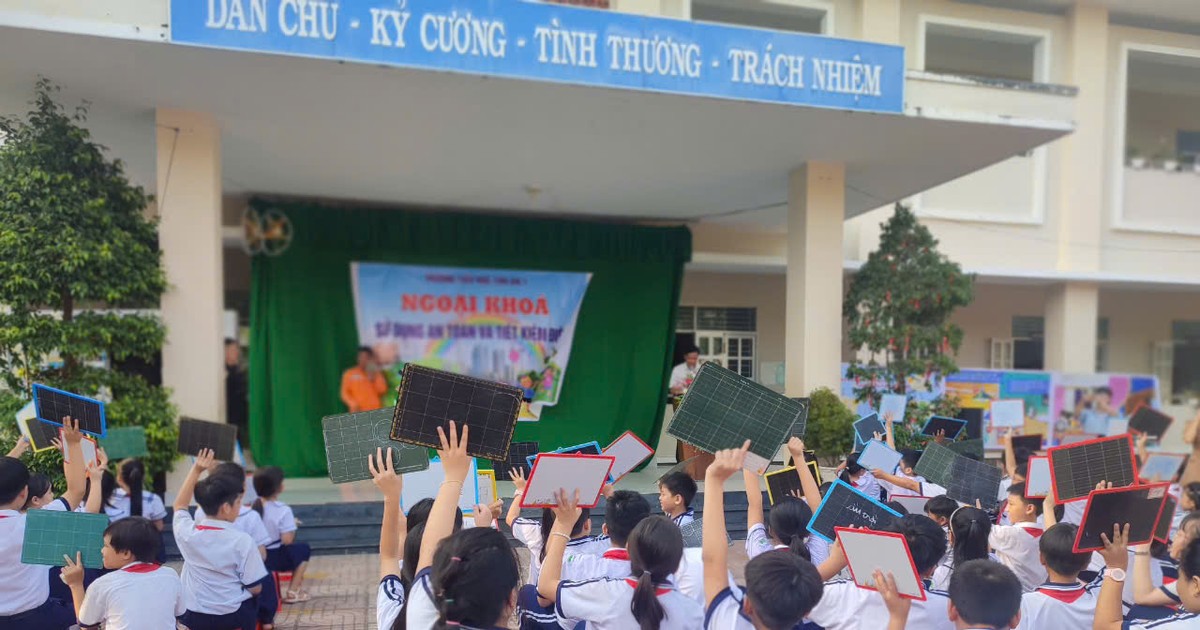  Hội thi “Sử dụng và tiết kiệm điện trong trường học” giúp học sinh nhiều kỹ năng 