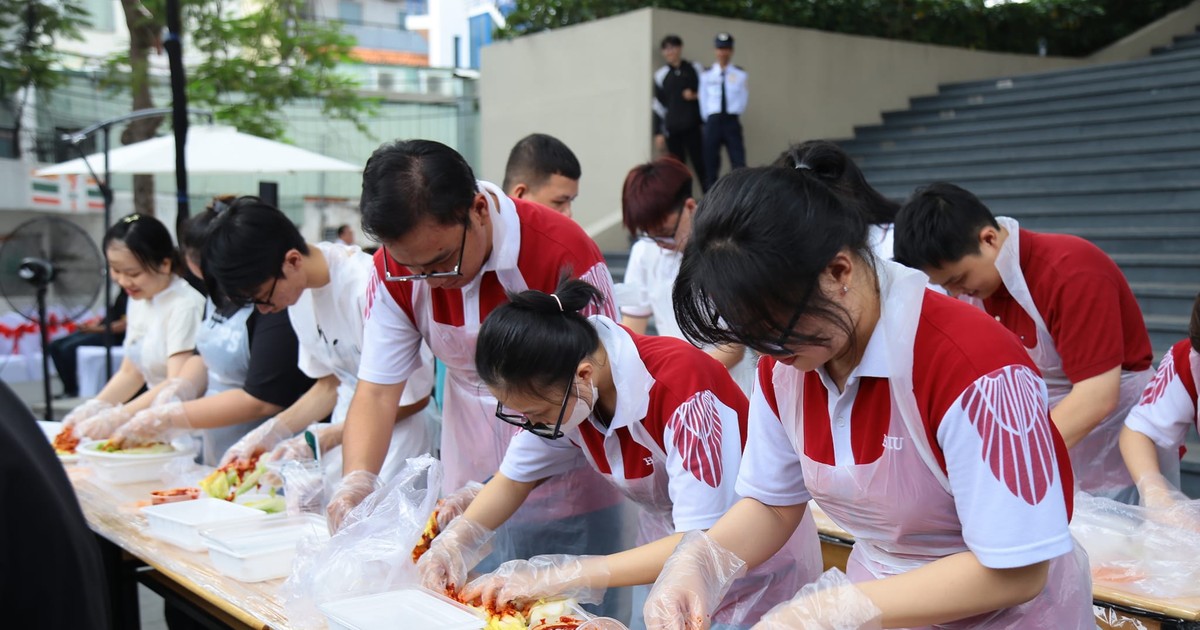  SV ngành ngôn ngữ Hàn thích mê, đổ về trải nghiệm tại Lễ hội K-food ở HIU 