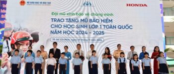 TP Hồ Chí Minh: Tặng mũ bảo hiểm cho học sinh lớp 1 khu vực phía Nam