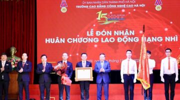 Trường Cao đẳng Công nghệ cao Hà Nội đón nhận Huân chương Lao động hạng Nhì