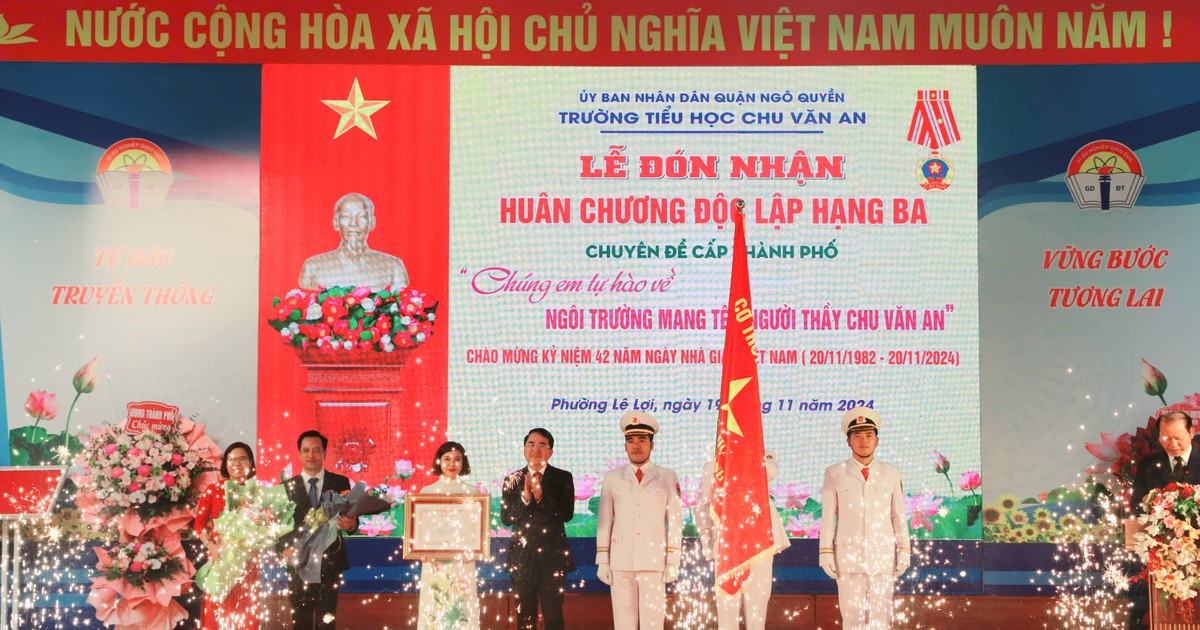  Trường Tiểu học Chu Văn An đón nhận Huân chương Độc lập hạng Ba 