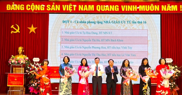 Trường Tiểu học Vĩnh Tuy (quận Hai Bà Trưng) đón nhận Cờ thi đua của Chính phủ